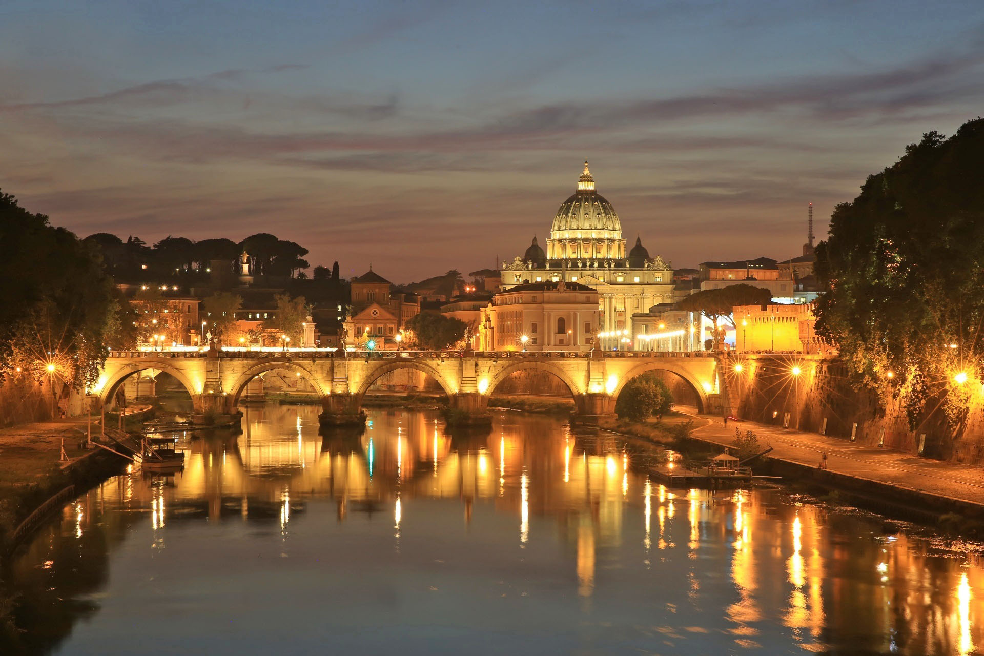 夕暮れのテヴェレ川とサン・ピエトロ大聖堂　サンタンジェロ橋