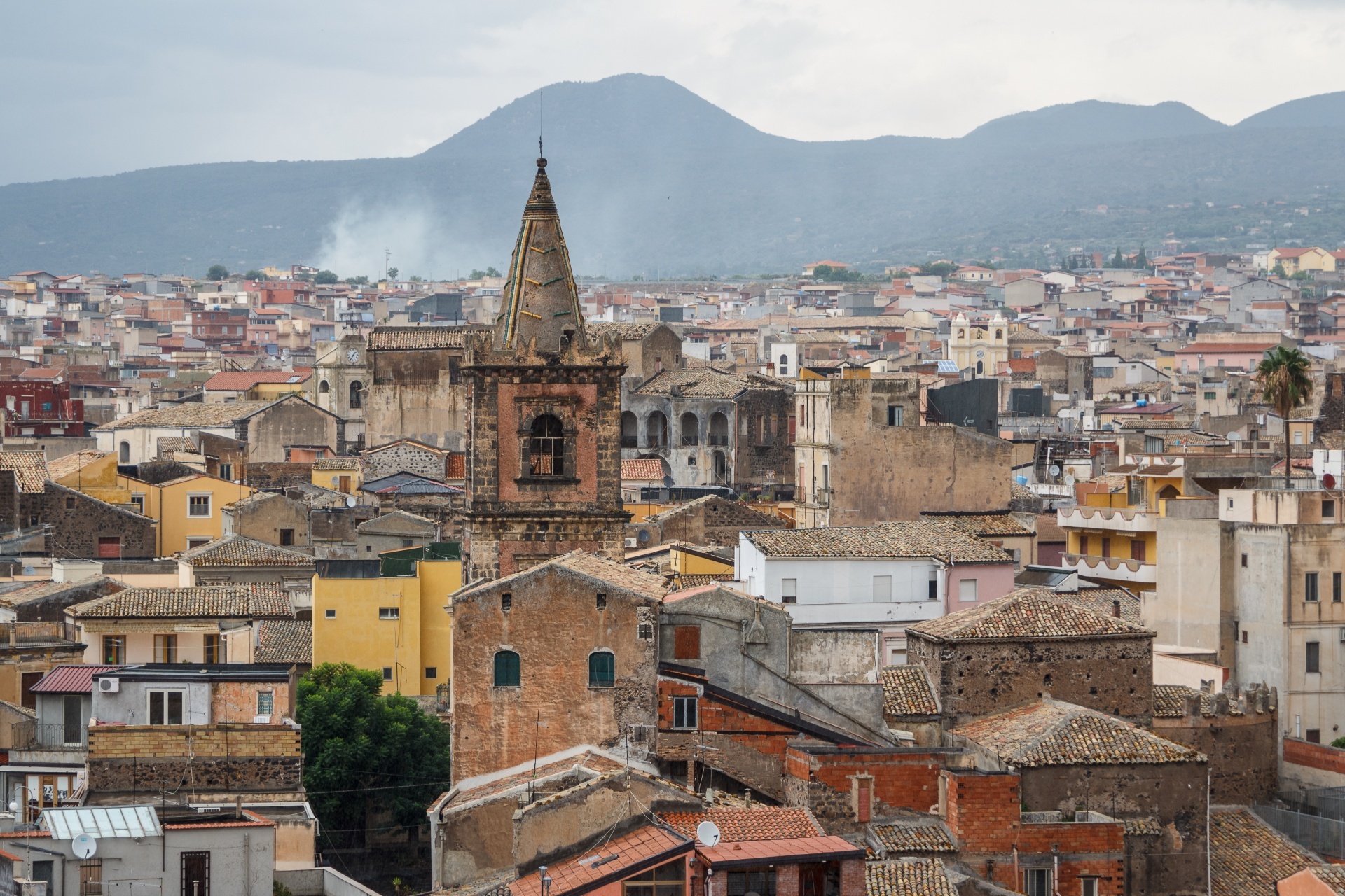 シチリア島　アドラーノの旧市街の眺め　イタリアの風景