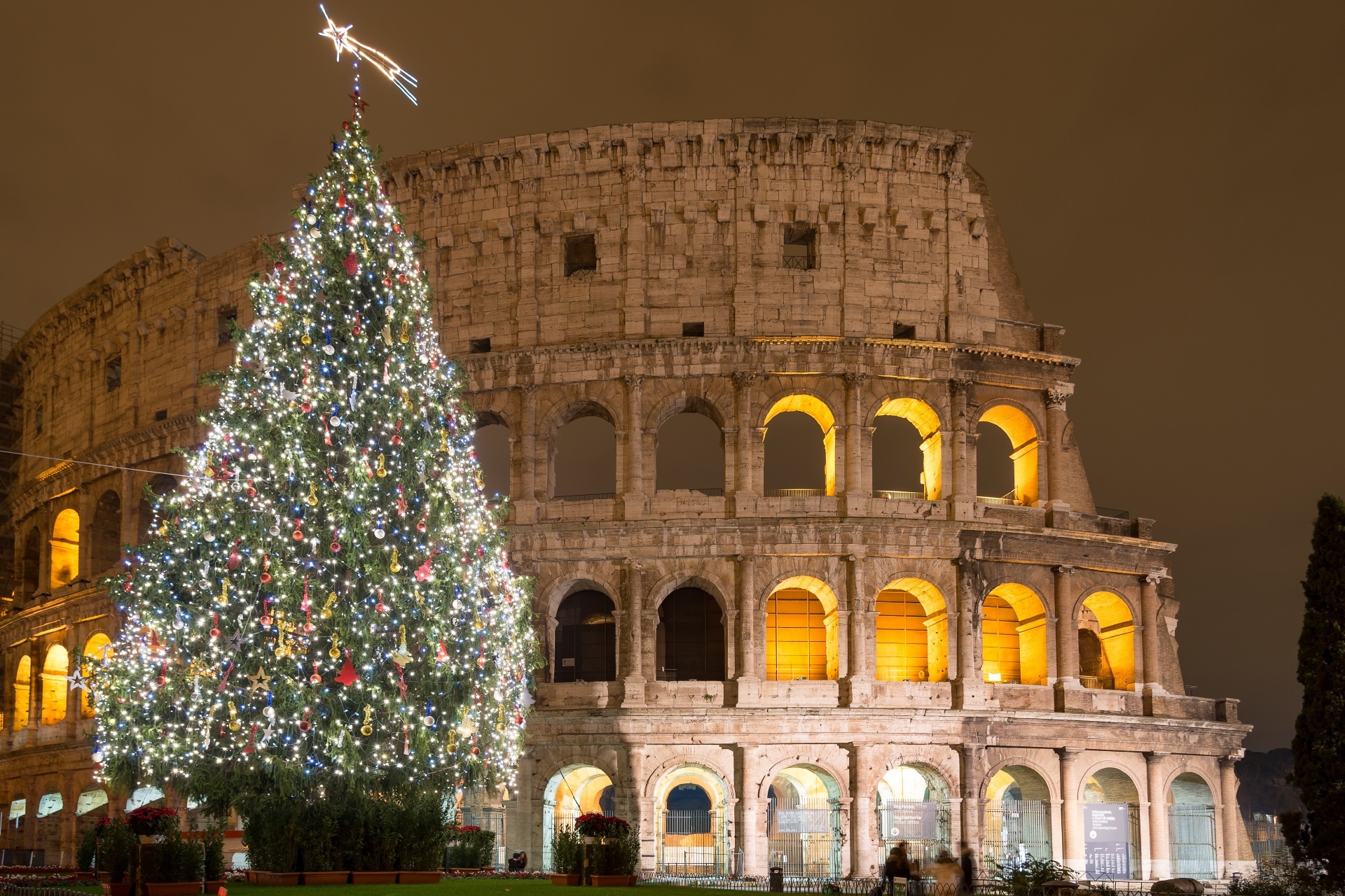 クリスマス時期のローマの世界遺産コロッセオ　イタリアの風景