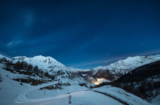 夜のラ・トゥイール　ヴァッレ・ダオスタ州　イタリアの風景