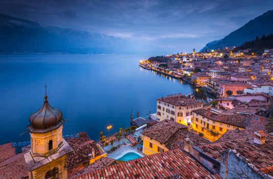 リモーネ・スル・ガルダの町並みとガルダ湖　イタリアの風景