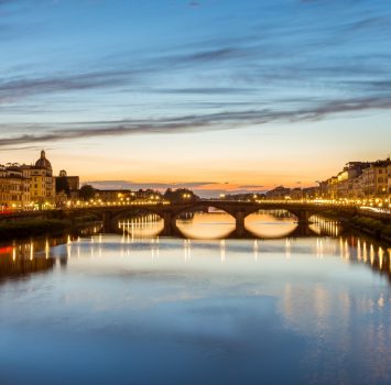 夕暮れのフィレンツェ　サンタ・トリニタ橋とアルノ川　イタリアの風景