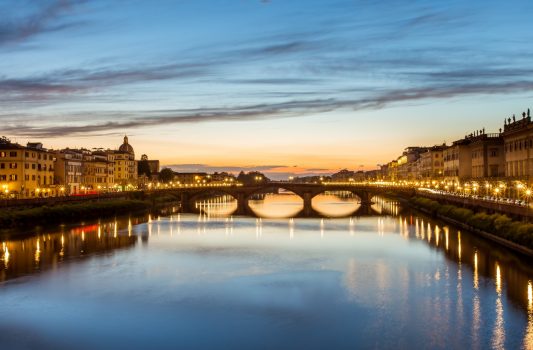 夕暮れのフィレンツェ　サンタ・トリニタ橋とアルノ川　イタリアの風景
