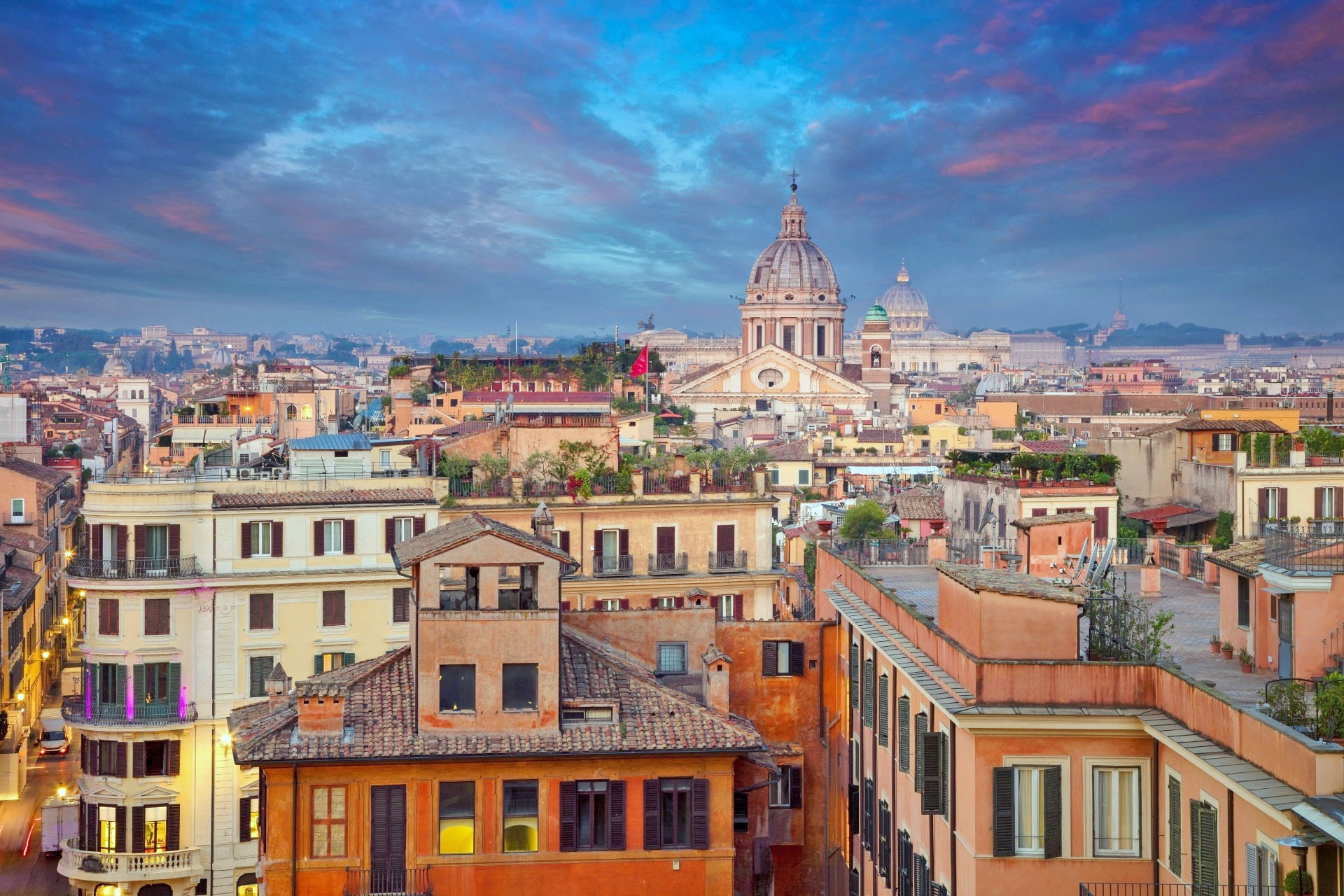 早朝のローマの町並み　ローマの風景　イタリアの風景