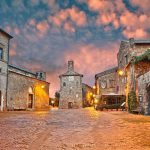 中世の古い町ソヴァナの夕暮れの広場の風景 イタリアの風景