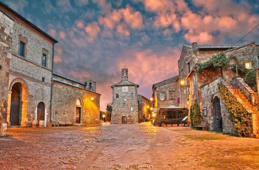 中世の古い町ソヴァナの夕暮れの広場の風景 イタリアの風景
