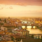 フィレンツェ　ポンテ・ヴェッキオ（Ponte Vecchio）の夕暮れの眺め