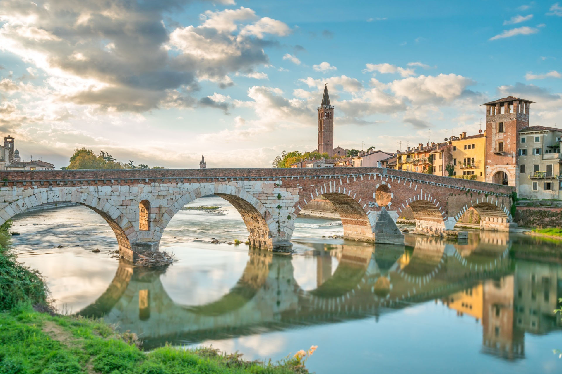 ピエトラ橋とアディジェ川　ヴェローナの街並み　イタリアの風景