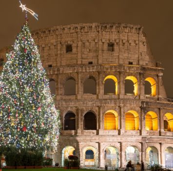 クリスマス時期のローマのコロッセオ　イタリアの風景