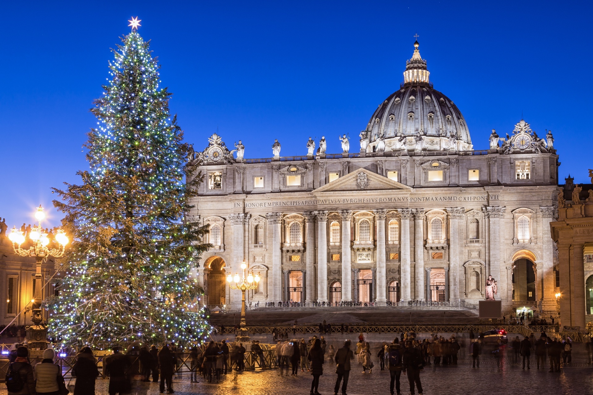 クリスマスのサン・ピエトロ大聖堂　イタリアのクリスマス風景
