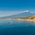 タオルミーナから見るエトナ山とシチリア沿岸の風景　イタリアの風景