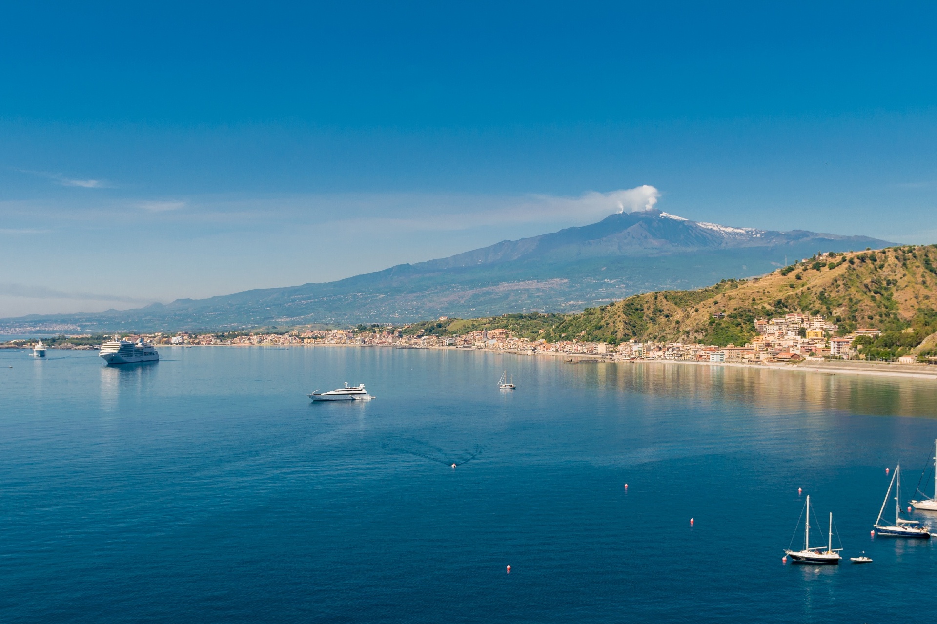 タオルミーナから見るエトナ山とシチリア沿岸の風景　イタリアの風景