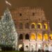 クリスマス時期のローマの世界遺産コロッセオ　イタリアの風景